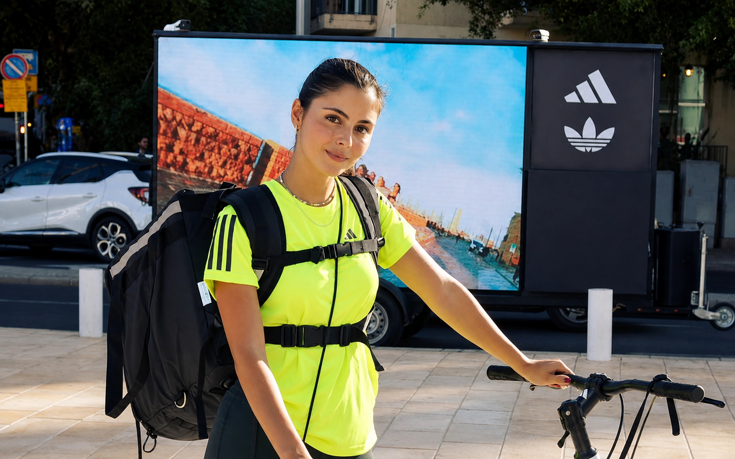 מסך LED נייד בפעילות השקה של ADIDAS בדיזנגוף סנטר