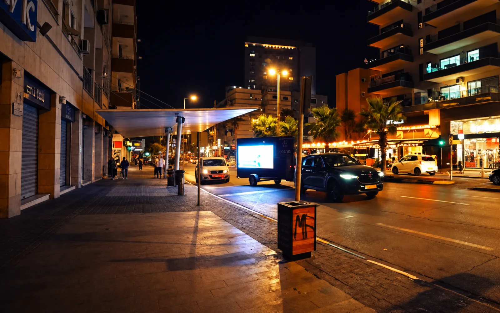 יחידת מסך LED ניידת נוסעת ברחוב עירוני בלילה בקמפיין בבת ים